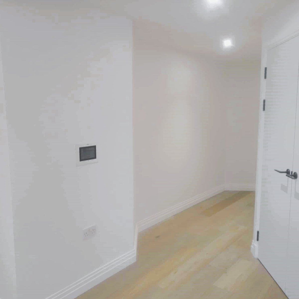 mcloughlin_gh's tweet image. Our team recently finished a white box transformation for a 3-bed show flat in Chelsea. The flat was fully stripped of wallpaper, meticulously made good, and painted in crisp white!

#ProjectCompletion #Chelsea #ShowFlat #PaintingAndDecorating #WhiteBox #McLoughlinDecorating