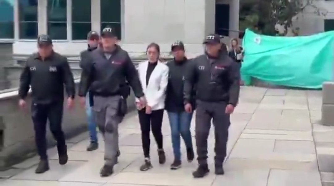Lobsang89159208's tweet photo. ¡¡ El señor REMOLACHO disfrutando de su detención domiciliaria, por enriquecimiento ilicito y lavado de activos.

EPA COLOMBIA camino a la Cárcel por daño en bien ajeno.

La Justicia a paso de TORTUGA !!!. https://t.co/wBjwS2nfm0