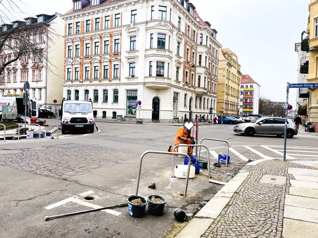 Super 👍 Jetzt gibts neue Fahrradbügel an der B.-Göring-Straße. Insgesamt werden es 24 Stück an zwei Kreuzungen. Nun sind die Schulwege frei von Falschparkern. Die 900 Kinder der Ida-Blum-Schule und der Kurt-Masur-Schule kommen endlich sicher zum Unterricht. Danke @stadtleipzig.