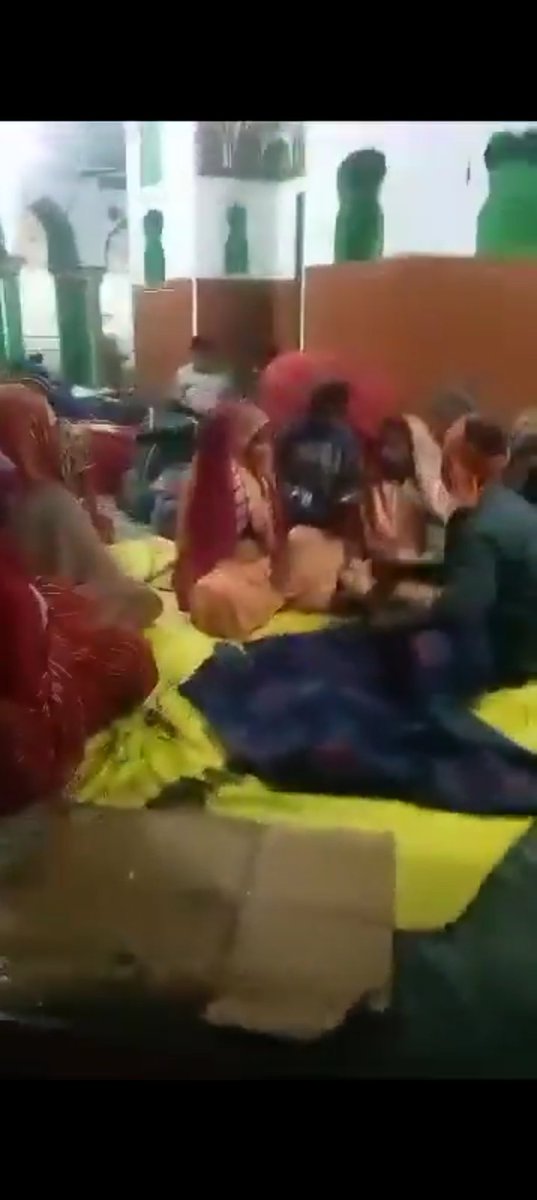 MDReyazulRahman's tweet photo. BIG BREAKING 🚨 Quran 

कुंभ में मुसलमानों की दुकान तक लगने नहीं दिया लेकिन जब परसो ये हादसा हुआ तो वहां के मुसलमानों ने अपने दरगाह, मस्जिद तक घायलों और श्रद्धालुओं के लिए खोल दिए।
ऊपर वाला मिलाना चाहे तो तुम रोक नहीं सकते।
#कुंभ_स्नान_दुर्घटना
#MahakumbhFire
#KumbhStampede https://t.co/ocGnTLVqLt