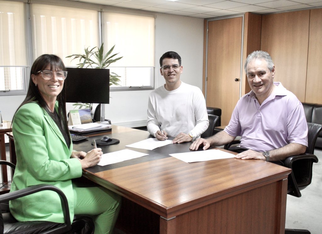 julietacorroza's tweet photo. Se viene una nueva edición de la Fiesta Nacional del Pehuén en Aluminé y junto a Diego y el IJAN sumamos esfuerzos para esta celebración llena de cultura, tradición e identidad neuquina. 

Y es este esfuerzo conjunto el que permite financiar el evento y promover la sostenibilidad, para fortalecer la economía local.