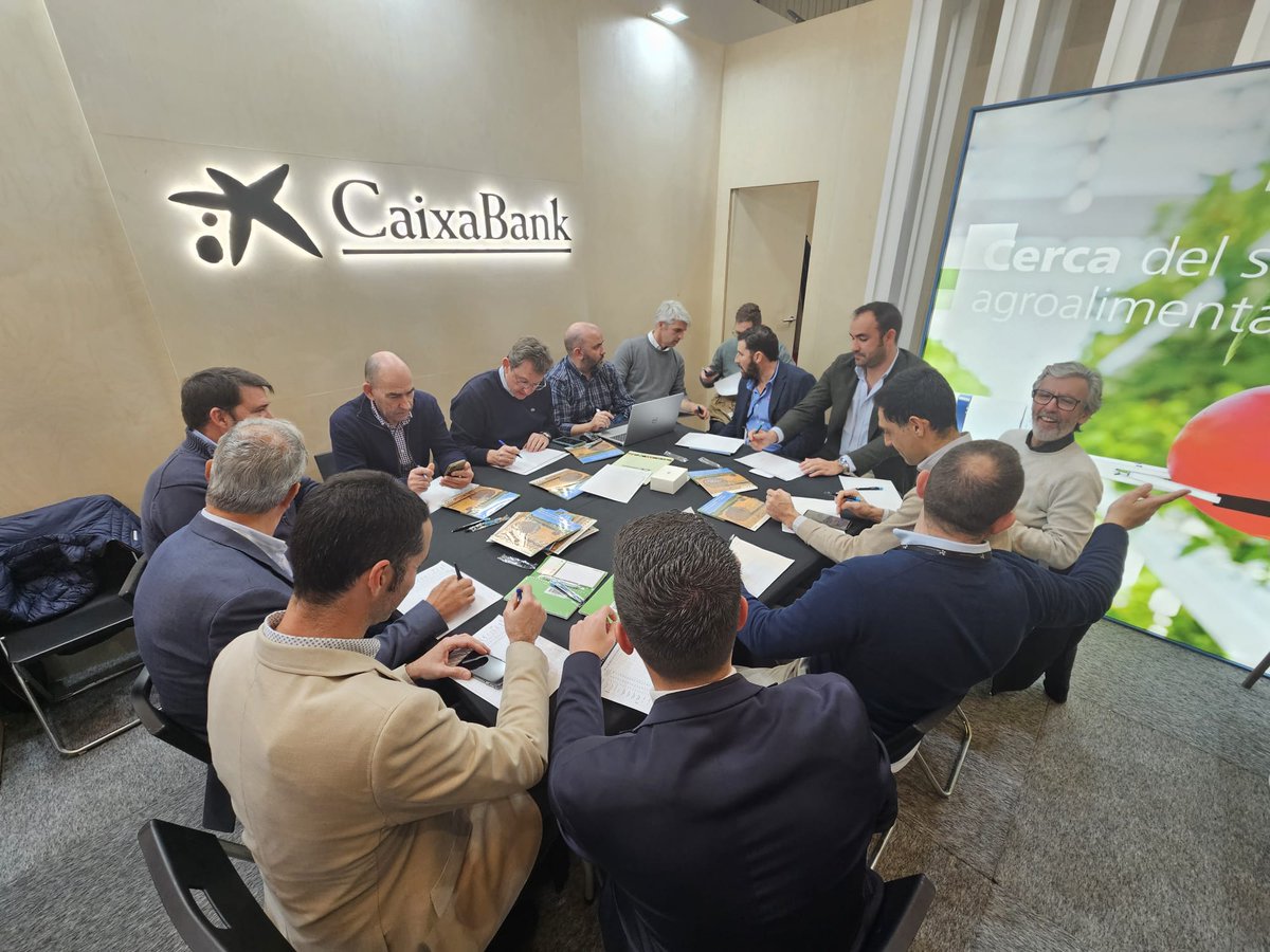 AgroBank_CABK's tweet photo. El segundo día @AgroexpoFeval 2025
🔸Reunión con #SAECA
🔸Mesa precios de cereal @LONJADEEXTREMAD
🔸Encuentro de la @ACVJSocial
🔸Visita del Delegado @Junta_Ex
🔸Degustación de aceite Cooperativa Virgen de la Estrella y caldereta de cordero de @igpcorderex https://t.co/ewNQ4kgXUB