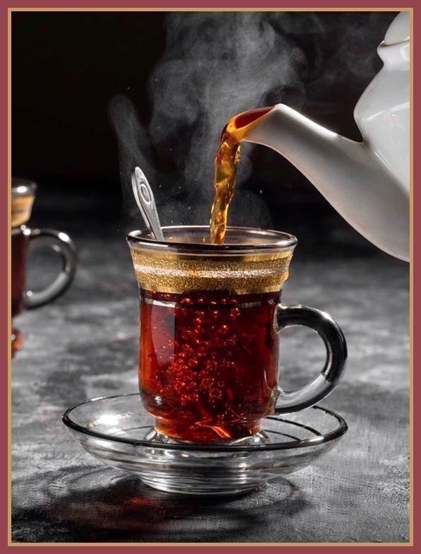 وأطيبُ الشّاي ما تأتيك تحملُهُ
بنتُ الكرام على مرّ السّويعاتِ

تقول يانور عيني قمْ لنشربها
شاياً من الحبّ تحلو بالموداتِ♥️