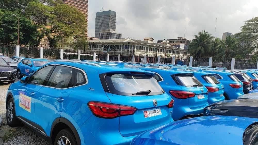 🇨🇮CISSE BACONGO, gouverneur du district d’Abidjan offre à chacun des 95 chefs Atchan et Akyé un véhicule, une carte de carburant mensuelle ainsi qu’une assurance automobile.