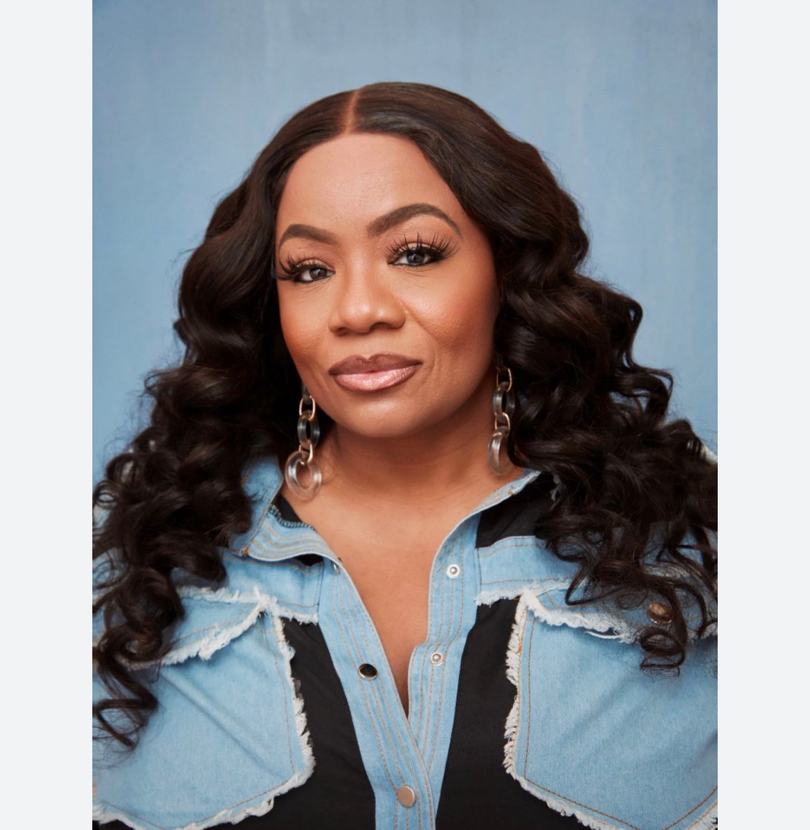 Darrell_DeMario's tweet photo. @GloTheofficial and Ms Pat look related I swear 🤣😂 #Comedy #Funny I cant unsee it https://t.co/btbKSuJhfv