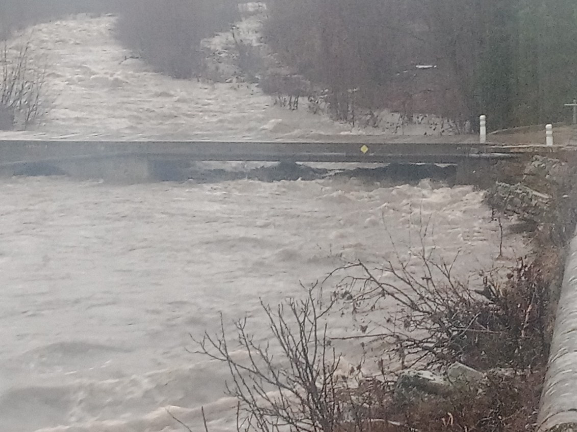 #Gard #Inondations #PluieInondation #Pluie #Cevennes #Ponts 
Jeudi 30/01 : 
-RD906 le pont provisoire de #Chamborigaud fermé jusque vend matin.
-7 #PontsSubmersibles fermés
-2 routes inondées
-Mas de la Barque #Neige FERME (déviation Villefort)
Suivre inforoute.gard.fr