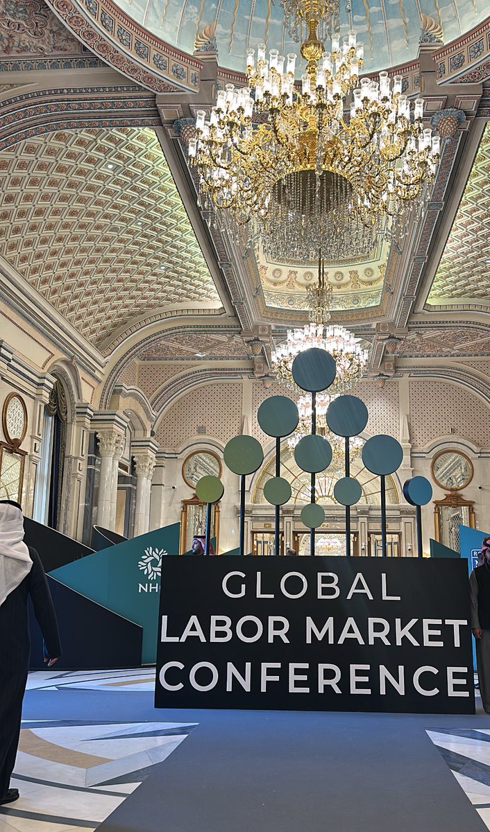 resaloum's tweet image. تشرفت اليوم بحضور مؤتمر سوق العمل النسخة الثانية تحت رعاية خادم الحرمين الشريفين
بمشاركة أكثر من 100 دولة و45 وزيرًا وخبيرًا من نخبة المتخصصين 
 تجربة ثرية ومثمرة لتعزيز المعرفة !🪄
#FutureInProgress #GLMC2025