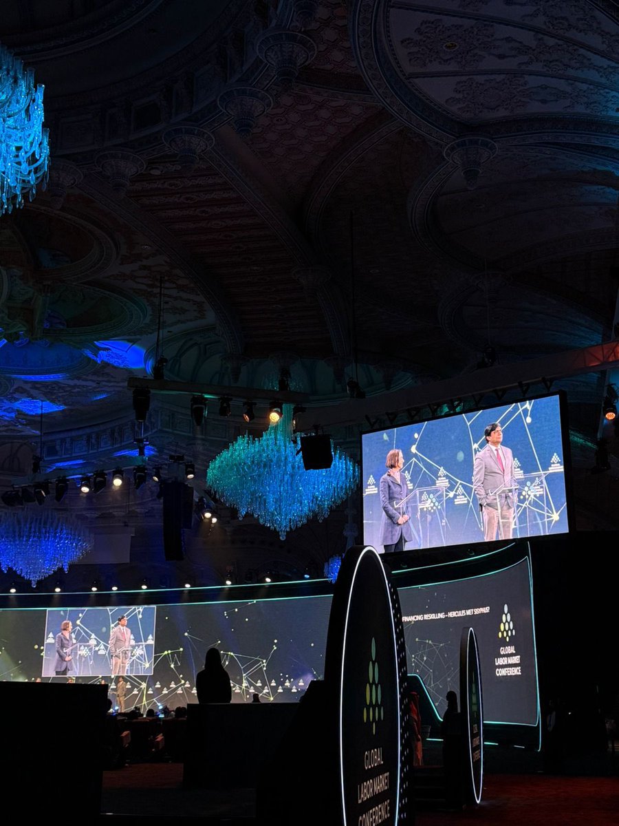 resaloum's tweet image. تشرفت اليوم بحضور مؤتمر سوق العمل النسخة الثانية تحت رعاية خادم الحرمين الشريفين
بمشاركة أكثر من 100 دولة و45 وزيرًا وخبيرًا من نخبة المتخصصين 
 تجربة ثرية ومثمرة لتعزيز المعرفة !🪄
#FutureInProgress #GLMC2025