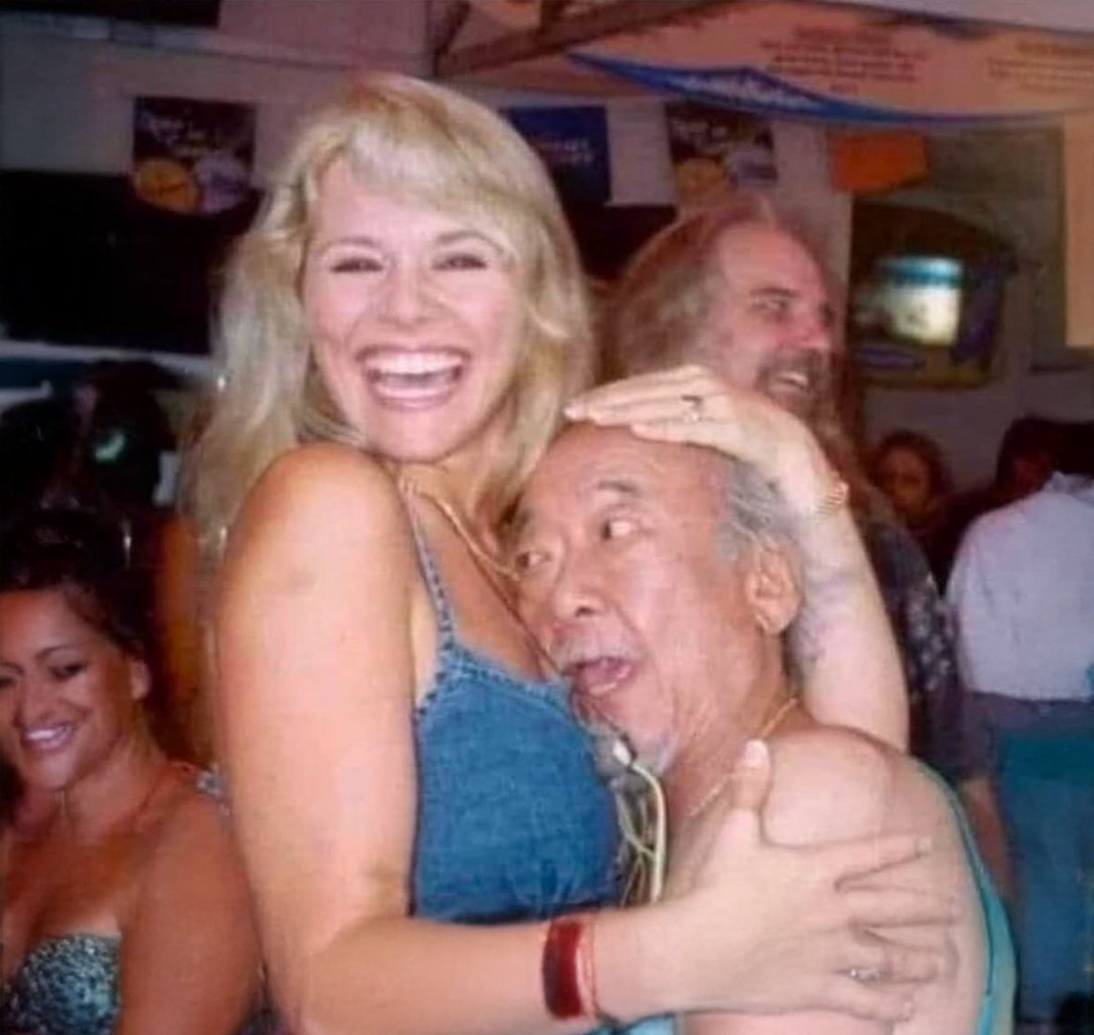 Foto exclusiva do Sr. Miyagi comemorando depois de ganharem o All Valley Karate Championship, em 1984.