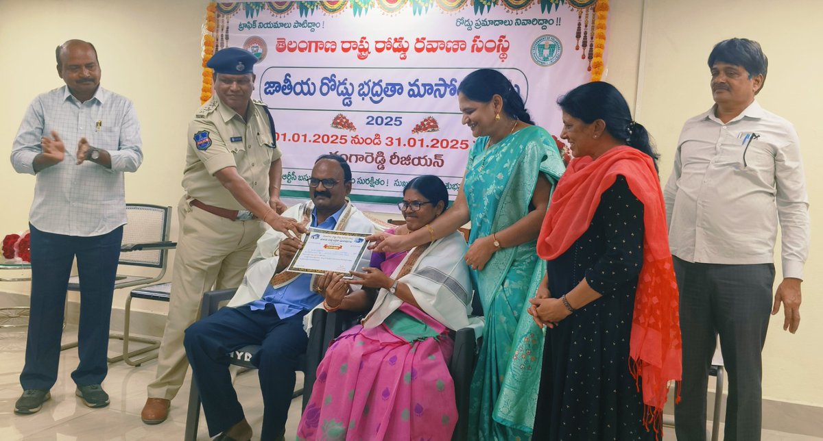 జాతీయ రోడ్డు భద్రత మాసోత్సవాల ముగింపు సందర్భంగా హైదరాబాద్ 1 డిపోలో జరిగిన కార్యక్రమంలో  25 సంవత్సరాల పై ప్రమాద రహిత సర్వీసు చేసిన డ్రైవర్లకి రీజినల్ మేనేజర్ జె.శ్రీలత గారి ఆధ్వర్యంలో ఏసీపీ ట్రాఫిక్ సంపత్  గారు ప్రశంస పత్రాలు అందజేసి సన్మానించారు.