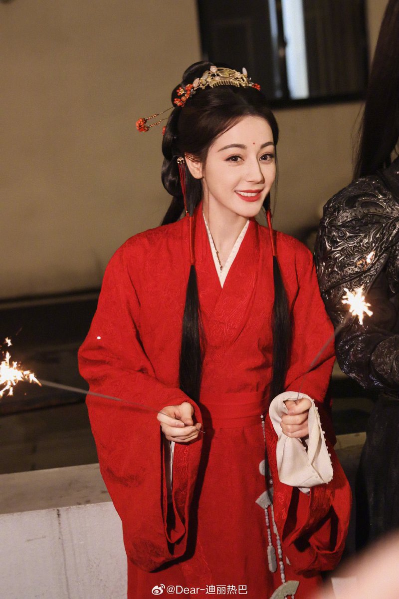 official weibo update┆ ©Dear-迪丽热巴

Dilraba updates with New Year’s greeting as He Simu.
“The fireworks are crackling. Happy New Year 🐍 I wish you all a happy new year!”

#dilraba #迪丽热巴 #ตี๋ลี่เร่อปา