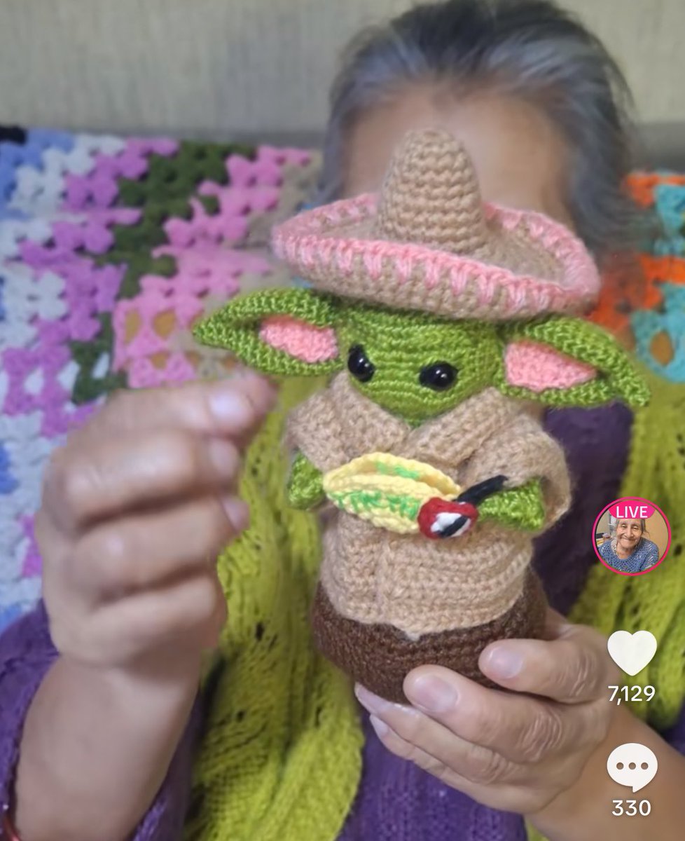 ticnt_'s tweet photo. Hola amigos

Todas las mañanas (plan 6 a 7am) una abuelita hace lives en tiktok tratando de vender sus tejidos

Hace muchos personajes, personalizados también, tiene vistas pero no pedidos.

Cualquier aporte pueden hacerlo a este número, pedidos también!

955159893

•difundir• https://t.co/3nHxSSCUIM