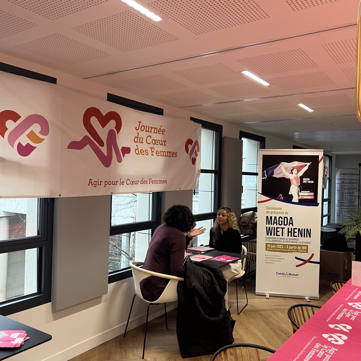 Très heureuse de faire partie de la Journée du Cœur des Femmes organisée par le Crédit Mutuel Île-de-France et CIC ! Pour ma part, j’ai le plaisir d’animer un quiz sur le sport et ses bienfaits, un élément clé pour un cœur en pleine forme !
<a href="/DSpanhove/">Delphine Spanhove</a> <a href="/RebertRaphael/">Raphaël REBERT</a>