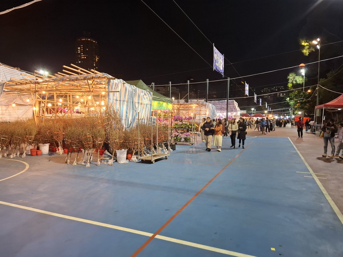 xirfrow's tweet photo. Perhaps evidence of a poor economy: The Lunar New Year Fairs this year are much less crowded, showing the public's ability to spend deteoriating. 
There are less stalls as well, and the usual rowdy atmosphere is nowhere to be seen. 
Photo taken in Mong Kok.
#CJ1st #LunarNewYear https://t.co/lqt1ABr963