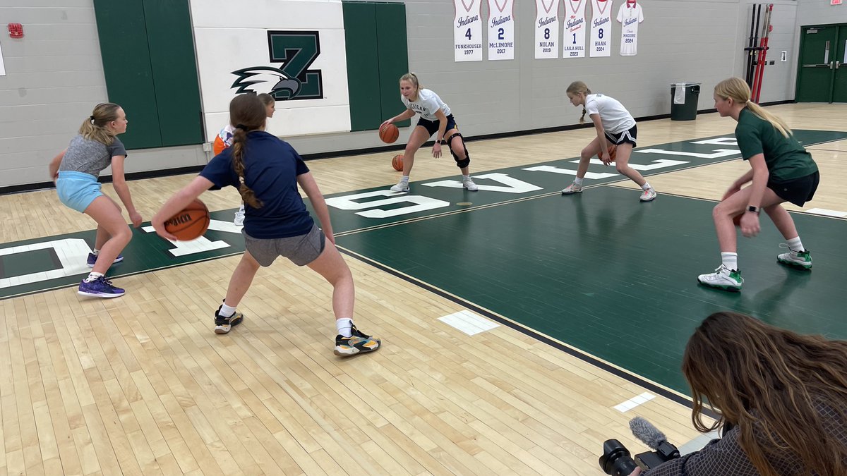 Brian_Haenchen's tweet photo. me and @_graceephotos spent an afternoon at @ZCSeagles with @ZionsvilleGBB assistant coach and former Michigan/Colorado standout Maddie Nolan (@maddienolan20) earlier this month.

story Feb. 6 on @IndyStarSports and in the Feb. 9 print edition of the @indystar! https://t.co/txebIidzcJ