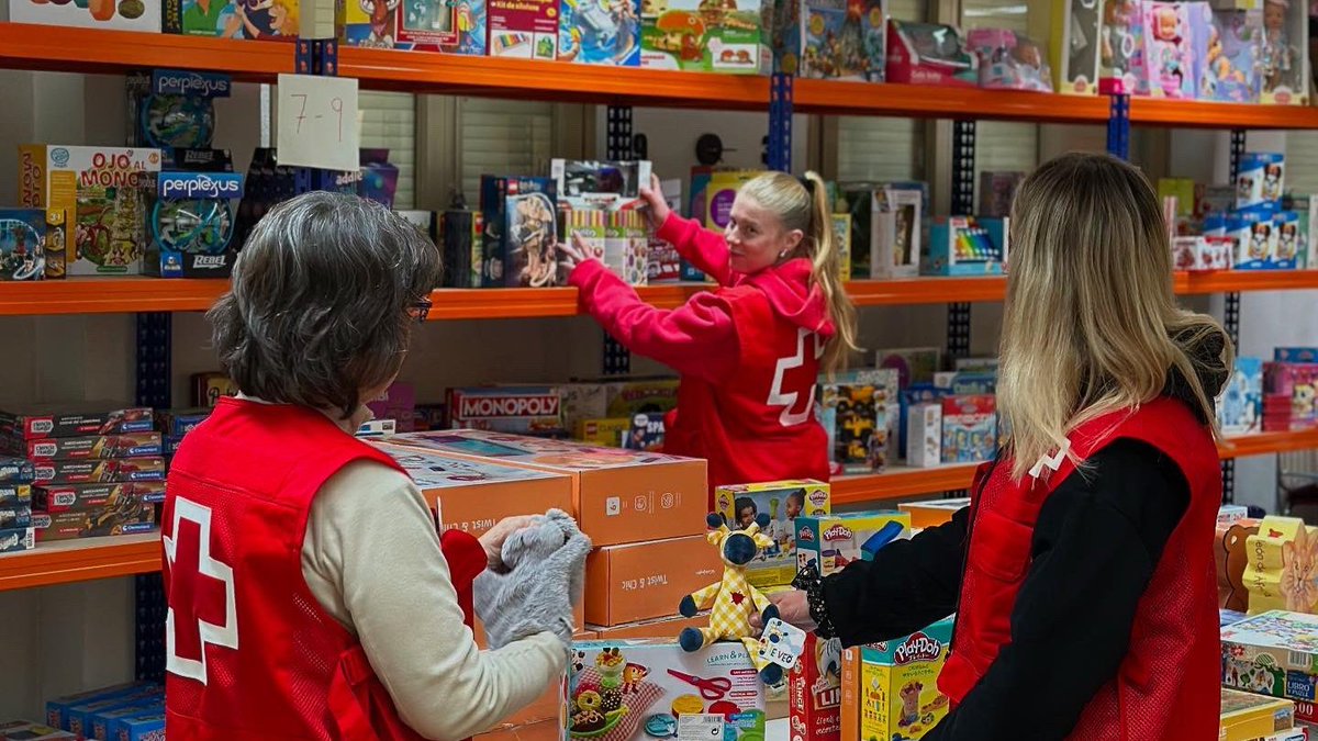 🧸Amb el lema ‘Forma part dels seus somnis’ <a href="/crjoventut/">Creu Roja Joventut Catalunya</a>  reparteix 51.400 joguines entre més de 18.000 infants de tot #Catalunya. Garantir el dret al joc és la nostra aposta per combatre l’aïllament social i la soledat no volguda de la infància en risc de vulnerabilitat.