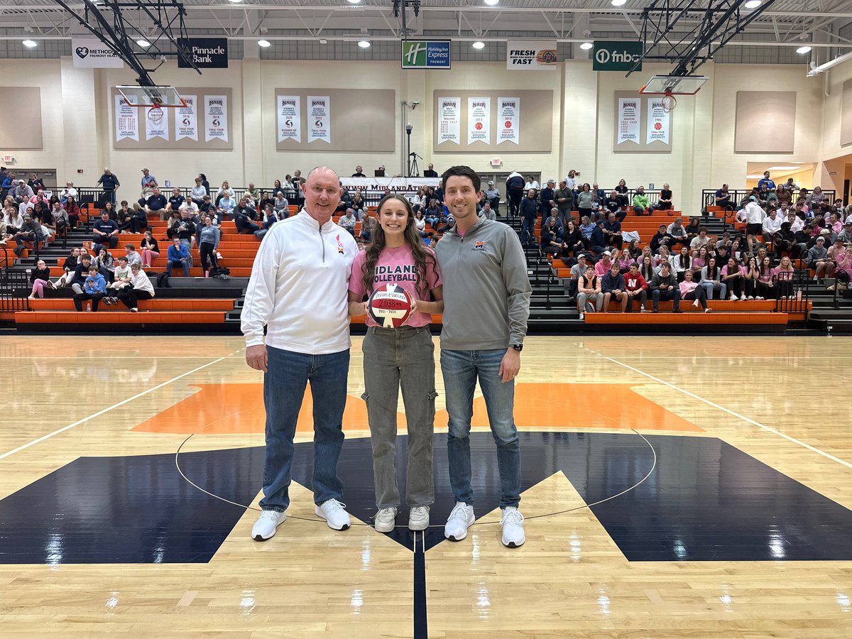 2️⃣,0️⃣3️⃣8️⃣

Last night, senior libero Delanie Vallinch was recognized for reaching a career milestone and setting a new school digs record in the process. Congratulations, Del! 🧡