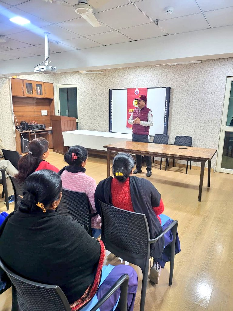 Samavesh (@samavesh_chdpol) on Twitter photo 🚨 Ensuring Women’s Safety & Building a Safer Society!
<a href="/ChdPol/">Chandigarh Police #Citizen First</a> #Samavesh officials of PS-39 held an awareness session at DPS Sector 40, engaging 60 drivers & attendees (male & female) on combating harassment against women at workplaces, homes, & public spaces.
#WomenEmpowerment 🚨 Ensuring Women’s Safety & Building a Safer Society!
<a href="/ChdPol/">Chandigarh Police #Citizen First</a> #Samavesh officials of PS-39 held an awareness session at DPS Sector 40, engaging 60 drivers & attendees (male & female) on combating harassment against women at workplaces, homes, & public spaces.
#WomenEmpowerment