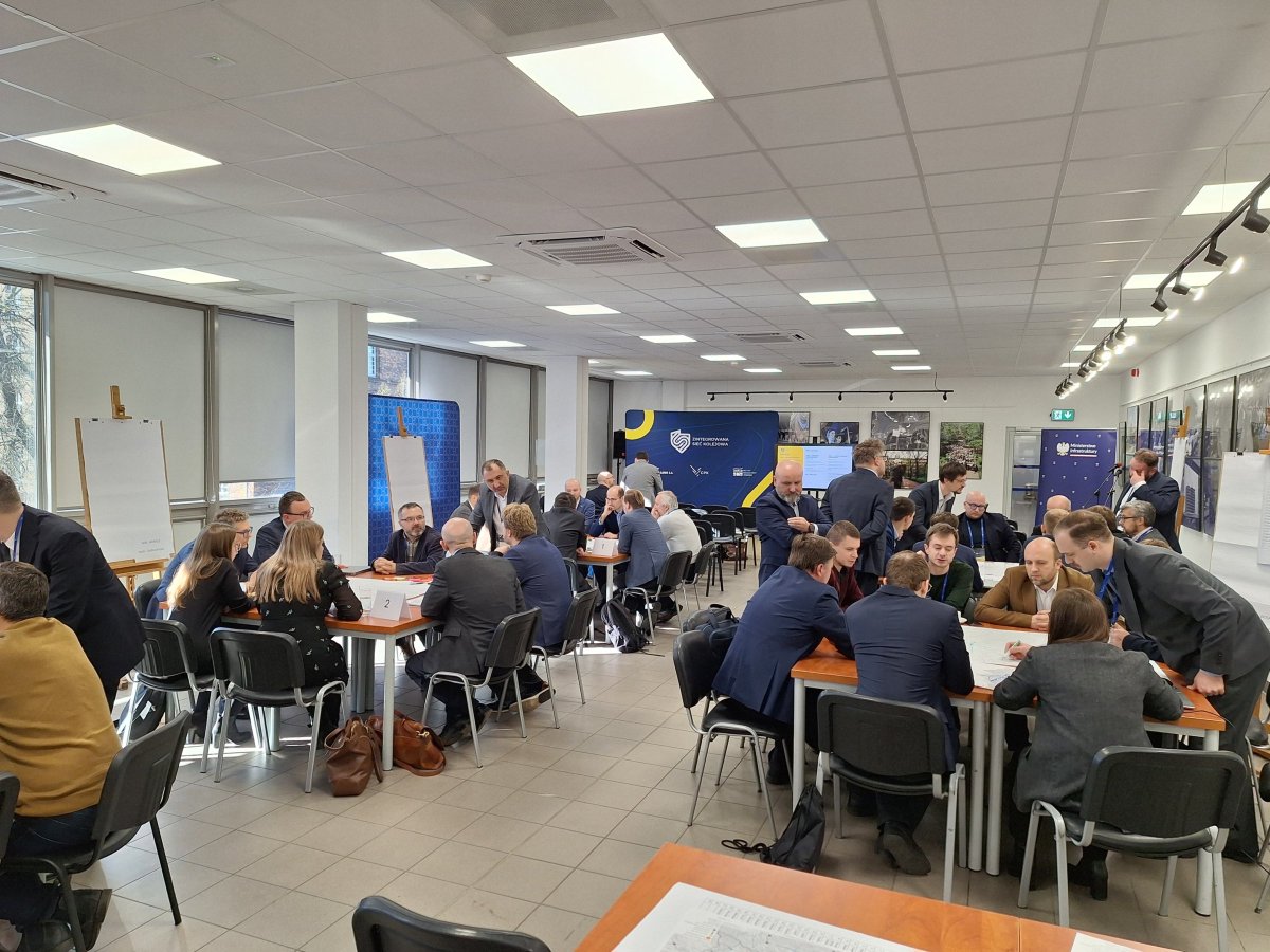 PortPolska_info's tweet photo. 🚄 W zorganizowanych na Politechnice Krakowskiej warsztatach kolejowych @CPK_PL, @PKP_PLK_SA i #IRMiR @OPMR_irmir  wzięło udział >50 ekspertów zajmujących się koleją, transportem, turystyką i rozwojem przestrzennym.🚄

- Małopolskie to niezwykle ważny generator ruchu, a #Kraków jest kluczowym węzłem komunikacyjnym, który odgrywa teraz i będzie odrywał w przyszłości istotną rolę w systemie kolejowym w Polsce - Piotr #Rachwalski z zarządu #CPK

 – W Małopolsce mamy kilka istotnych inwestycji, które realnie usprawnią ruch i będą miały również przełożenie na komunikację w skali całego kraju. To np. budowa linii Podłęże – Piekiełko i prace modernizacyjne na #CMK – Paweł #Pleśniar, pełnomocnik zarządu PKP #PLK

🌐 Efektem warsztatów, które odbędą się w każdym województwie, będzie koncepcja @MI_GOV_PL  Zintegrowanej Sieci Kolejowej #ZSK. Określi ona kierunki rozwoju sieci kolejowej w Polsce 🇵🇱

Link: https://t.co/Nezyxu0vrw