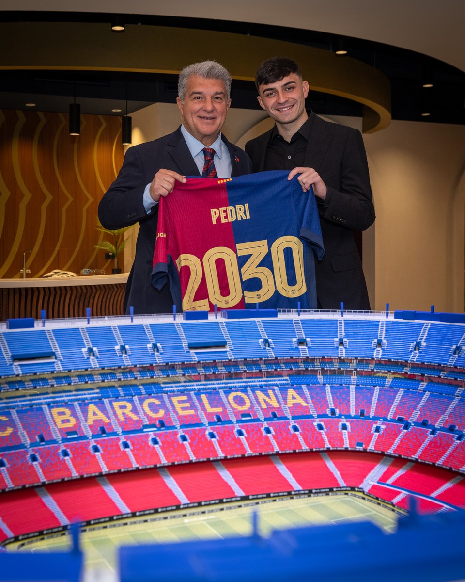 FCBarcelona's tweet photo. Renewed 🤝💙❤️ https://t.co/2NtSr2RT7U