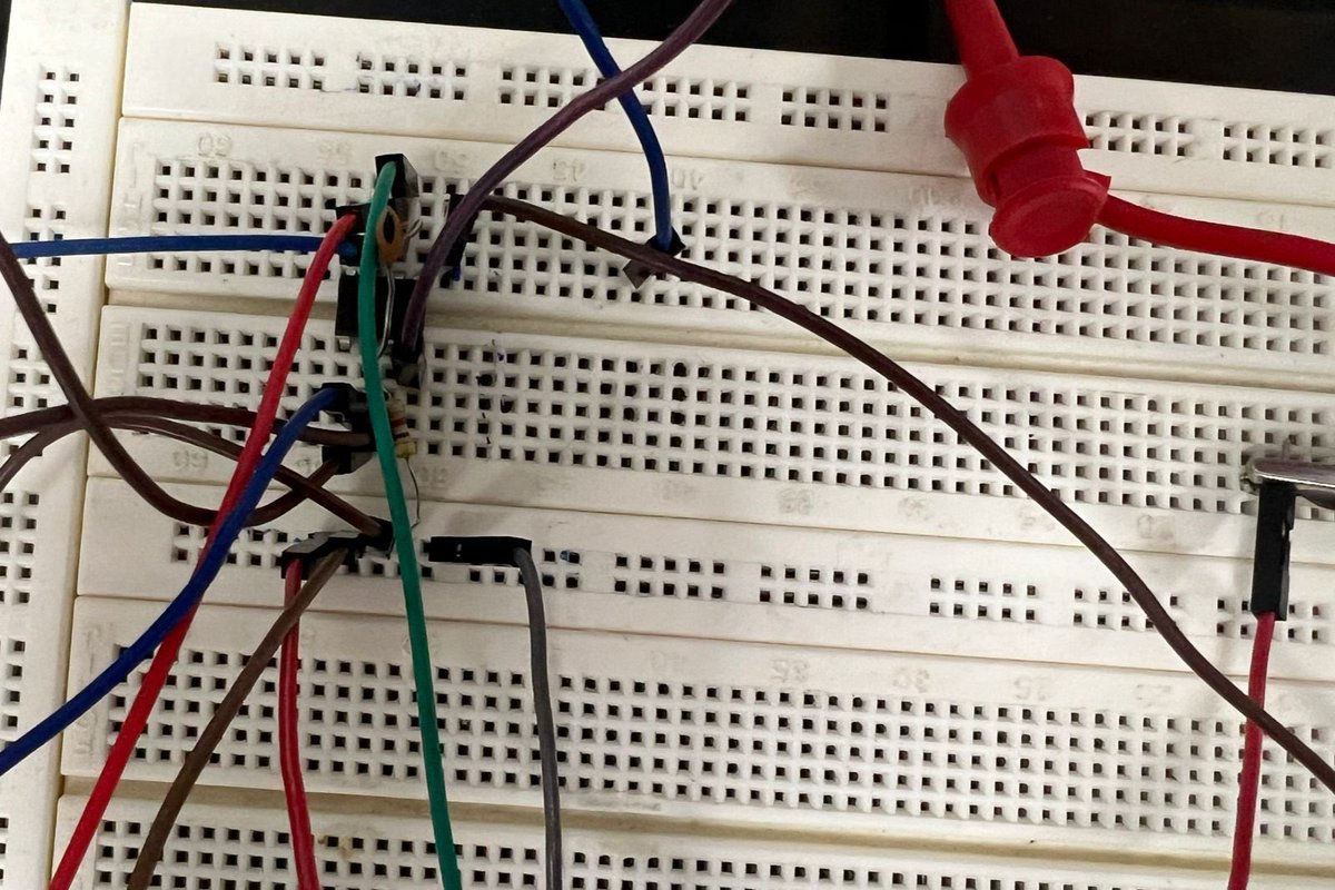 Design &amp; Implementation of an Op-Amp Based Voltage 
مشروع إلكترونيات 2 كان المفروض يشتغل من أول مرة… بس الحياة قررت تعطينا درس في الصبر. رجعنا للمختبر مليون مرة، عدلنا، غيرنا الأسلاك، صلحنا الدائرة، وبالنهاية الأوسيلوسكوب قال: يمكن… بس مو أكيد 😂 #معاناة_مهندس  #إلكترونيات