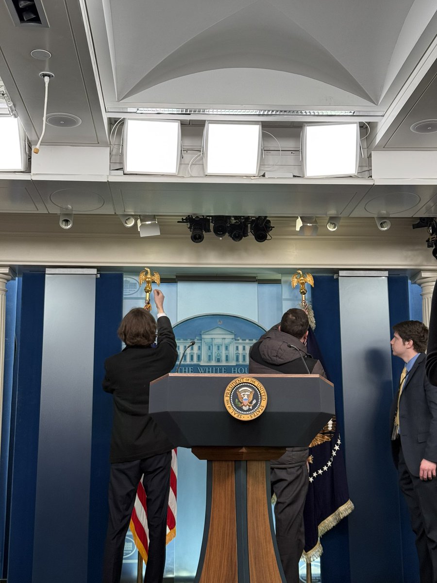 ABD Başkanı Donald Trump yarım saat sonra Washington DC’de yolcu uçağı ve askeri helikopterin çarpıştığı kazayla ilgili açıklama yapacak. 

Yetkililere göre kazadan kurtulan olmadı. 

Uçakta 60 yolcu ve 4 mürettebat, askeri helikopterde ise 3 mürettebat bulunuyordu.