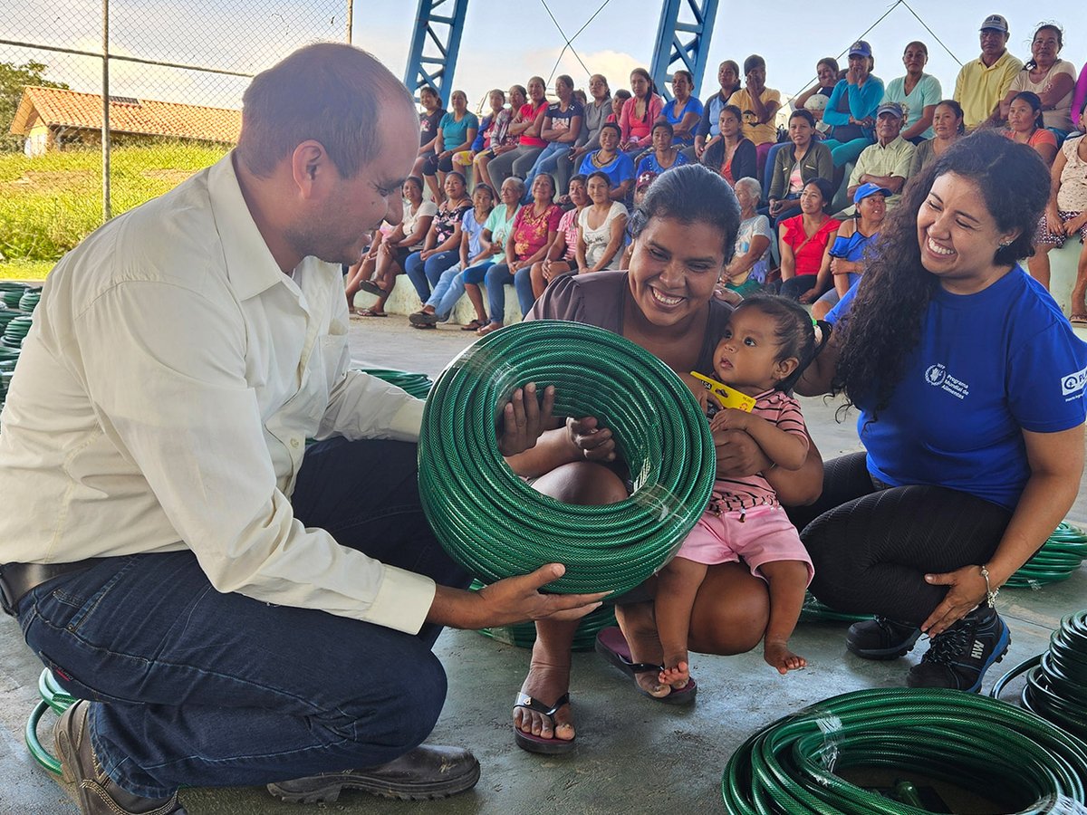 PlanBol's tweet photo. Familias bolivianas afectadas por incendios continúan recibiendo apoyo. Con @WFP, entregamos herramientas, semillas y tanques de agua a comunidades como Itawasu y Ascensión de Guarayos.
Aún queda mucho por hacer.

#PlanInternacional #Solidaridad  #incendios #AyudaHumanitaria https://t.co/SLsRLGKXex