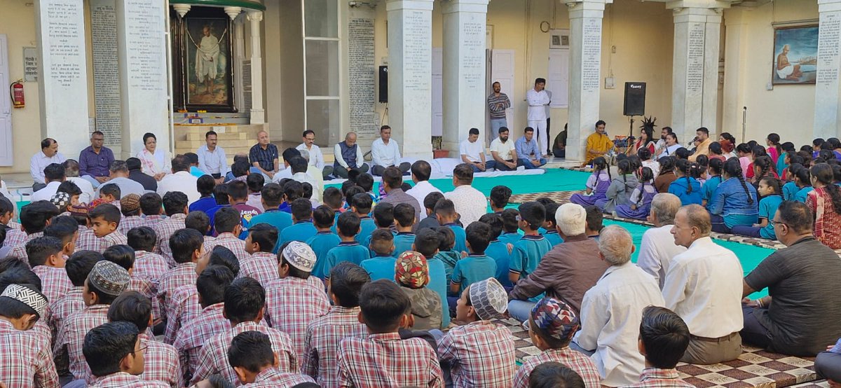 ddo_porbandar's tweet photo. 78મા નિર્વાણ દિન અંતર્ગત રાષ્ટ્રપિતા મહાત્મા ગાંધીજીના જન્મ સ્થળ કીર્તિ મંદિર ખાતે યોજવામાં આવેલ પ્રાર્થના સભામાં હાજરી આપી.
@CMOGuj @mansukhmandviya @kunvarjibavalia @monakhandhar @GujDCoffice @InfoPorbandar https://t.co/vuxAa5OLCd