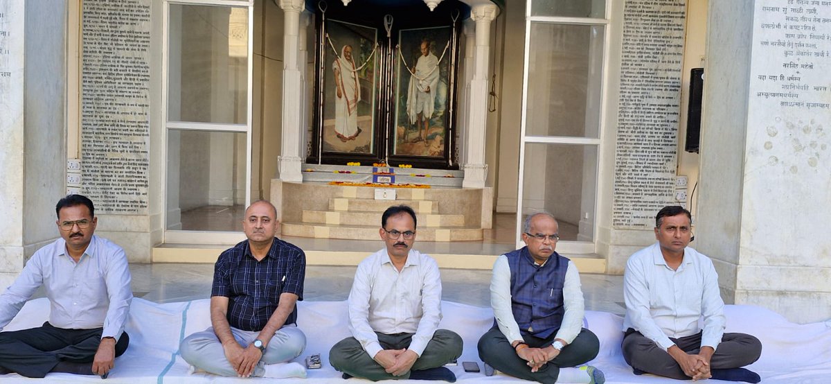 ddo_porbandar's tweet photo. 78મા નિર્વાણ દિન અંતર્ગત રાષ્ટ્રપિતા મહાત્મા ગાંધીજીના જન્મ સ્થળ કીર્તિ મંદિર ખાતે યોજવામાં આવેલ પ્રાર્થના સભામાં હાજરી આપી.
@CMOGuj @mansukhmandviya @kunvarjibavalia @monakhandhar @GujDCoffice @InfoPorbandar https://t.co/vuxAa5OLCd