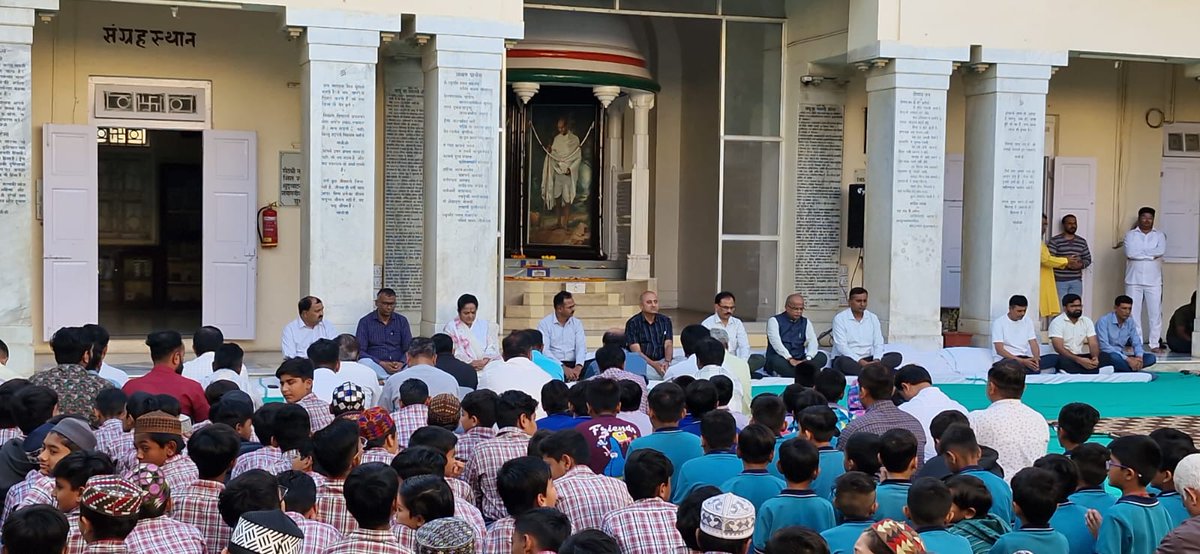 78મા નિર્વાણ દિન અંતર્ગત રાષ્ટ્રપિતા મહાત્મા ગાંધીજીના જન્મ સ્થળ કીર્તિ મંદિર ખાતે યોજવામાં આવેલ પ્રાર્થના સભામાં હાજરી આપી.
<a href="/CMOGuj/">CMO Gujarat</a> <a href="/mansukhmandviya/">Dr Mansukh Mandaviya</a> <a href="/kunvarjibavalia/">Kunvarji Bavaliya</a> <a href="/monakhandhar/">Mona Khandhar IAS</a> <a href="/GujDCoffice/">Guj DCoffice</a> <a href="/InfoPorbandar/">Info Porbandar GoG</a>