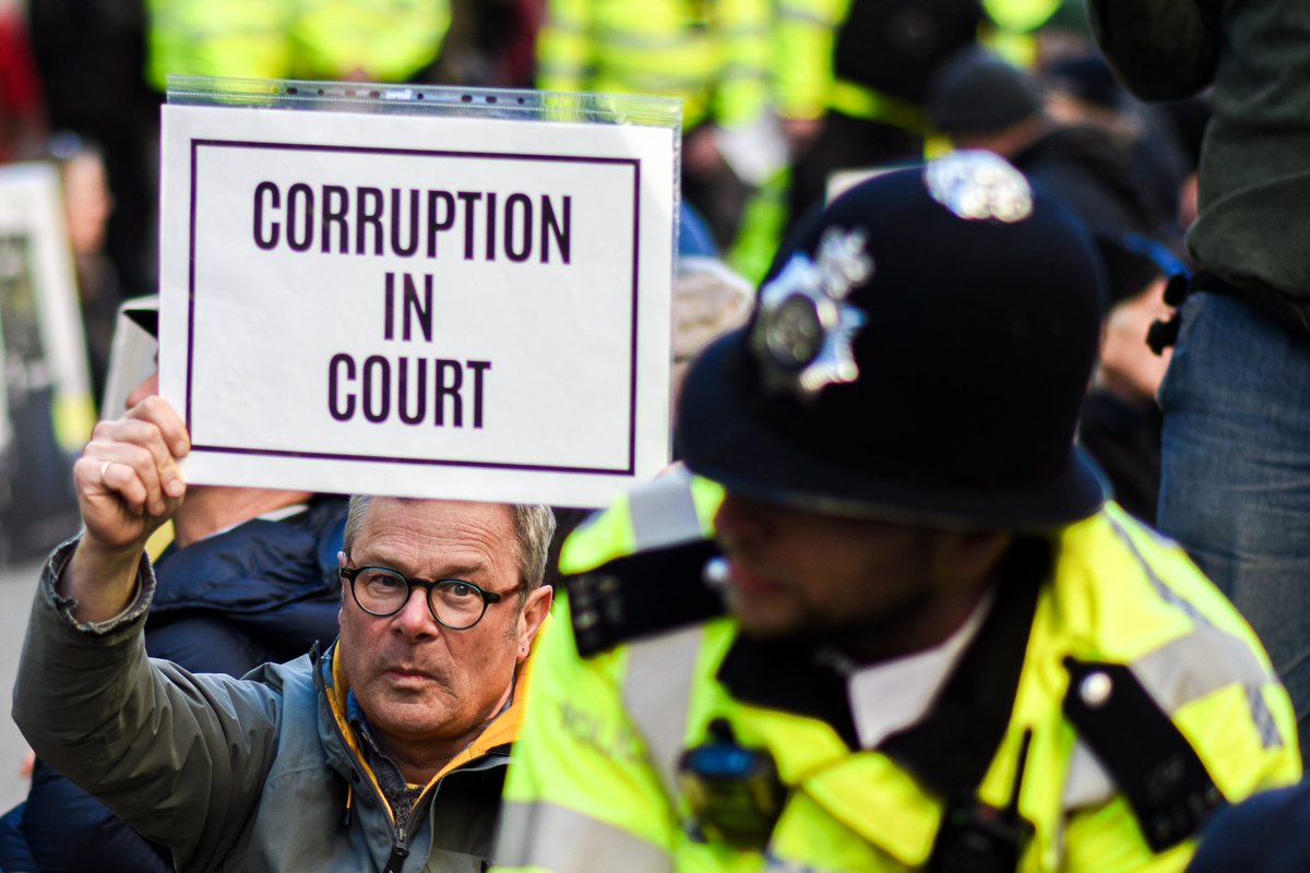 🚨 OVER 1,000 PEOPLE BLOCK THE STRAND

On the second day of the mass appeal hearing for 16 Just Stop Oil supporters, over 1000 people peacefully sat in the road with <a href="/DefendourJuries/">Defend our Juries</a>.

Press release: juststopoil.org/2025/01/30/ove…