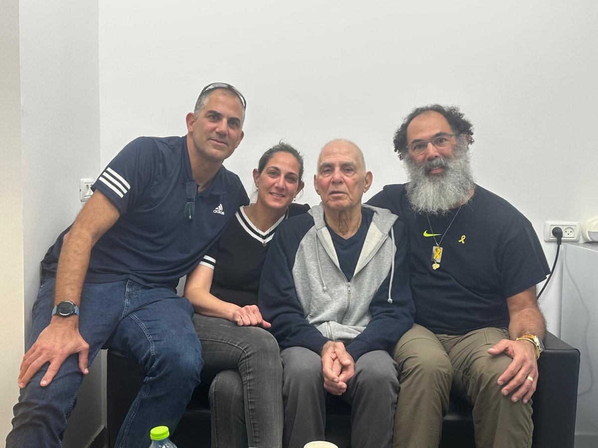 ״לא עייפי דרך כי אם מפלסי נתיב״. 
גדי מוזס מקיבוץ ניר עוז של השומר הצעיר מתאחד עם ילדיו.