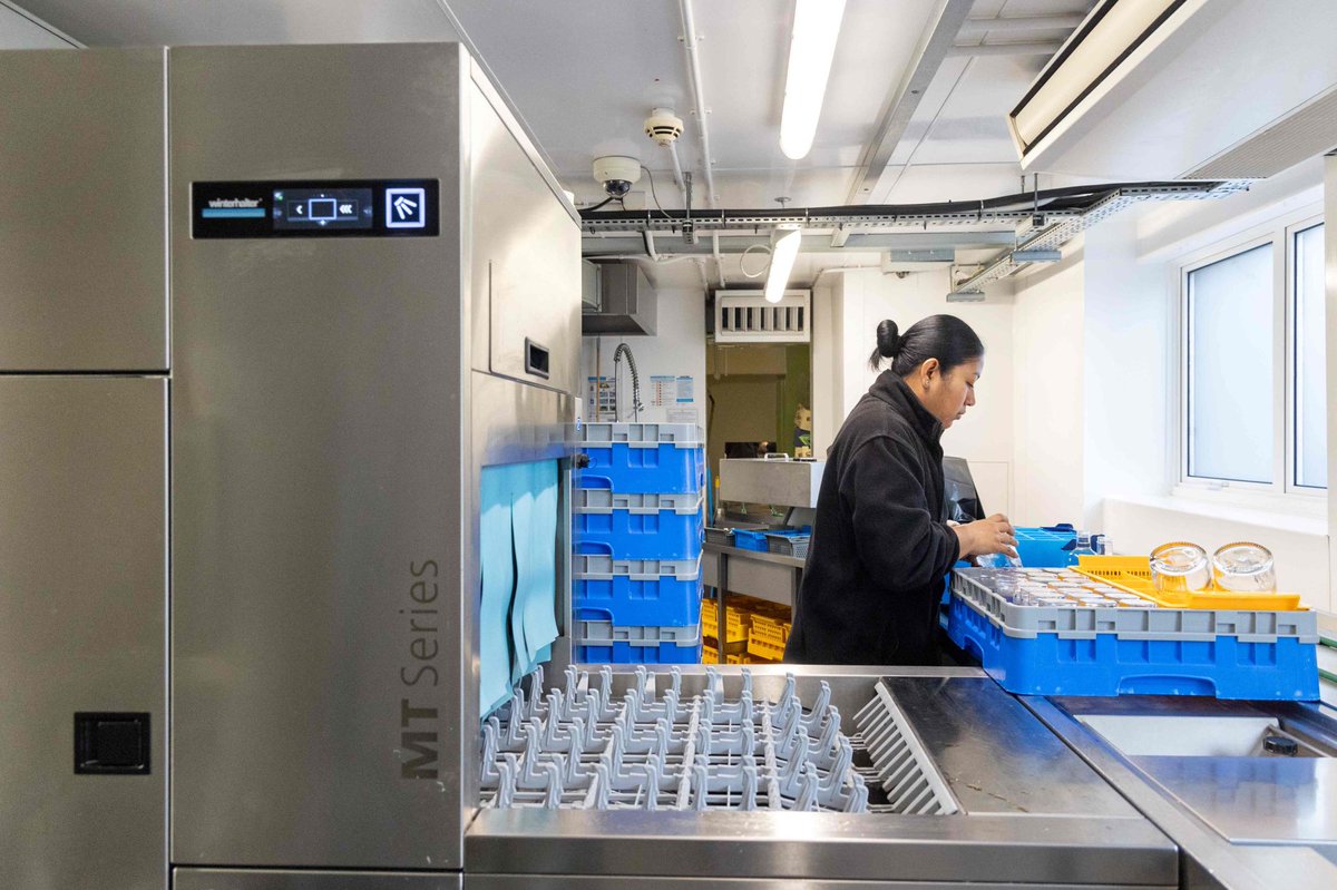 WinterhalterUK's tweet image. A DISHWASHER FIT FOR A KING. 

Our new MTF dishwasher is a serious upgrade for Kings College School.

Read more here: lnkd.in/eSRTHGED

#dishwasher #casestudy #education #cateringteam