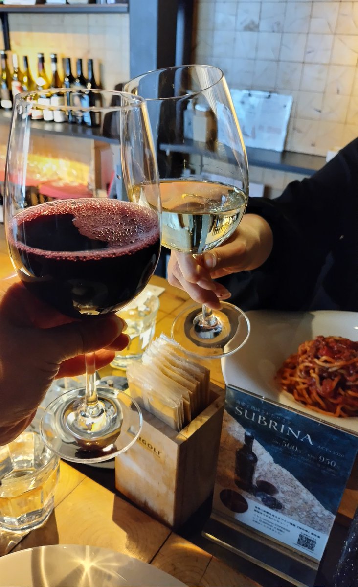 ちょっと遅いランチに入ったイタリアン🇮🇹

この上に乗ってるチーズがふわっふわで口に入れると溶ける🤤
びっくりした(๑°ㅁ°๑)‼

スルッと連れて行かれて
スルッと入ったので
店の名前とか分からない🤣🤣

モチモチ麺もおいしかったよ😚

あんなグラス🍷に入ってるけど
ぶどう🍇ジュースです🤭