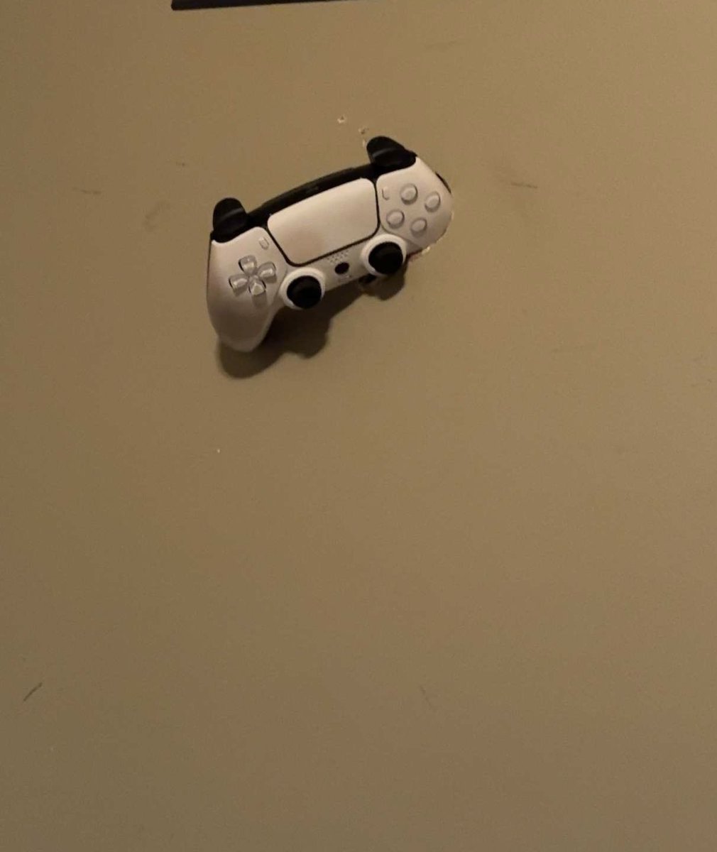 RealMaseTV's tweet image. Threw my controller at the wall last night because SCUF CONTROLLERS ARE FUCKING ASS. 

Now it’s a wall ornament and it’s staying there