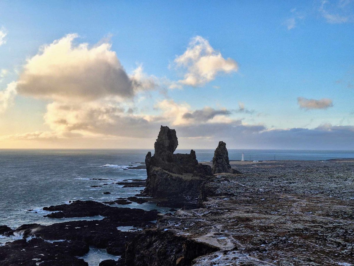 IcelandBus's tweet image. Impressive sea cliffs at Arnarstapi and Lóndrangar on the Snæfellsnes Peninsula 🌅🌄

📸 by our amazing guide Alain Corbeau

#Iceland #arnarstapi #londrangar #Snæfellsnes
