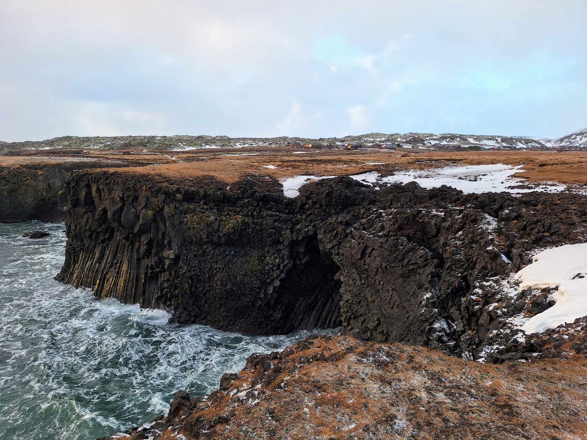 IcelandBus's tweet image. Impressive sea cliffs at Arnarstapi and Lóndrangar on the Snæfellsnes Peninsula 🌅🌄

📸 by our amazing guide Alain Corbeau

#Iceland #arnarstapi #londrangar #Snæfellsnes