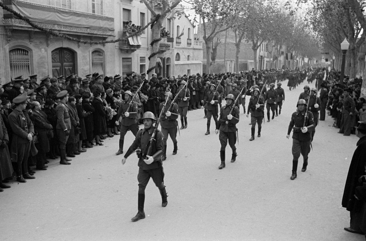 Desfilada de tropes franquistes a la Rambla. Gener del 1940. 

🗄️📸 Arxiu fotogràfic de Barcelona, Fons de Perez de Rozas 

#arxiu #vilanovailageltru #gener #tropes #soldats #franquistes #garraf