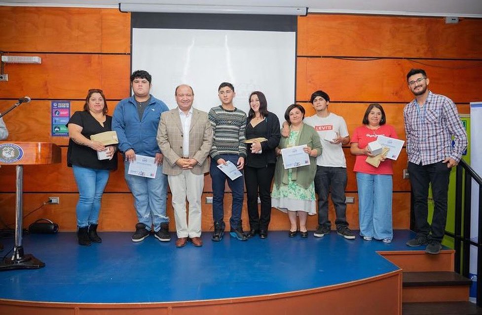 Programa_Lazos's tweet image. Familias de Osorno beneficiadas de #Lazos recibieron un reconocimiento debido a su participación y compromiso con este Programa que brindó acompañamiento especializado en Parentalidad positiva y terapia Multisistémica.