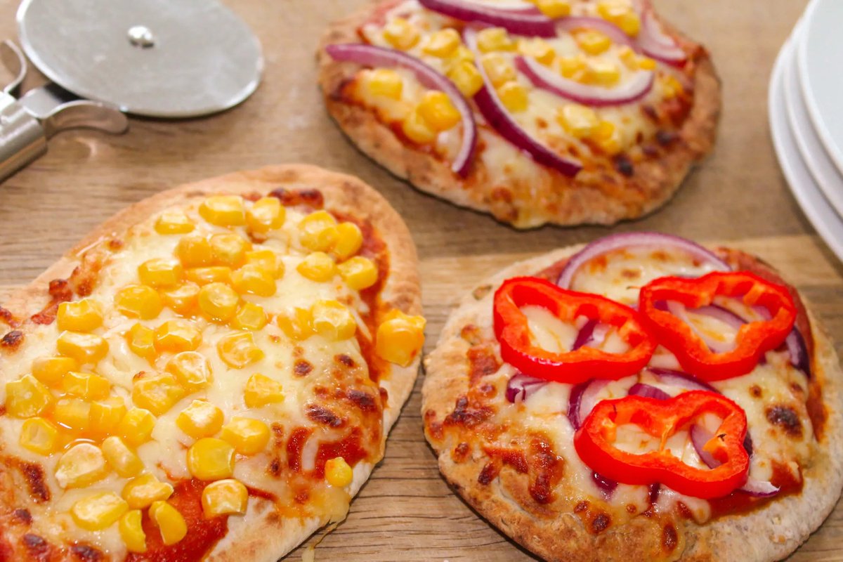 ScholemoorBeaco's tweet image. Today's play session will start indoors with pitta pizza making and painting. Following this the group will then go outdoors to enjoy this lovely bright afternoon! 3.30pm - 5.30pm for all 5 - 12 years. Under 5's with parent/carer #Children #Activties #Food #Play #Fun