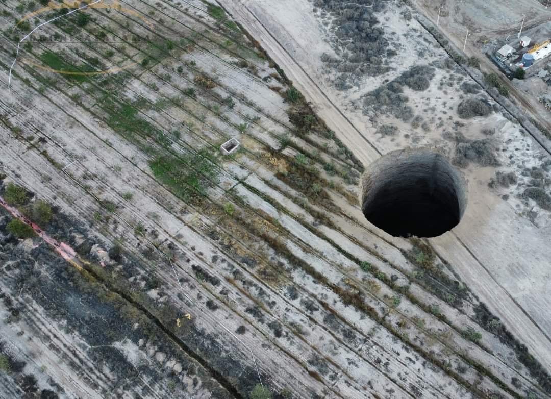 diarioatacama's tweet photo. ÚLTIMO MINUTO: SMA ordena cierre total y definitivo de proyecto Candelaria-Ojos del Salado a causa de socavón de Tierra Amarilla. La investigación terminó con drástica medida tras detectar un daño “ambiental irreparable”. En minutos la nota en https://t.co/oiSywcGa0E https://t.co/z7kz4C4QUf