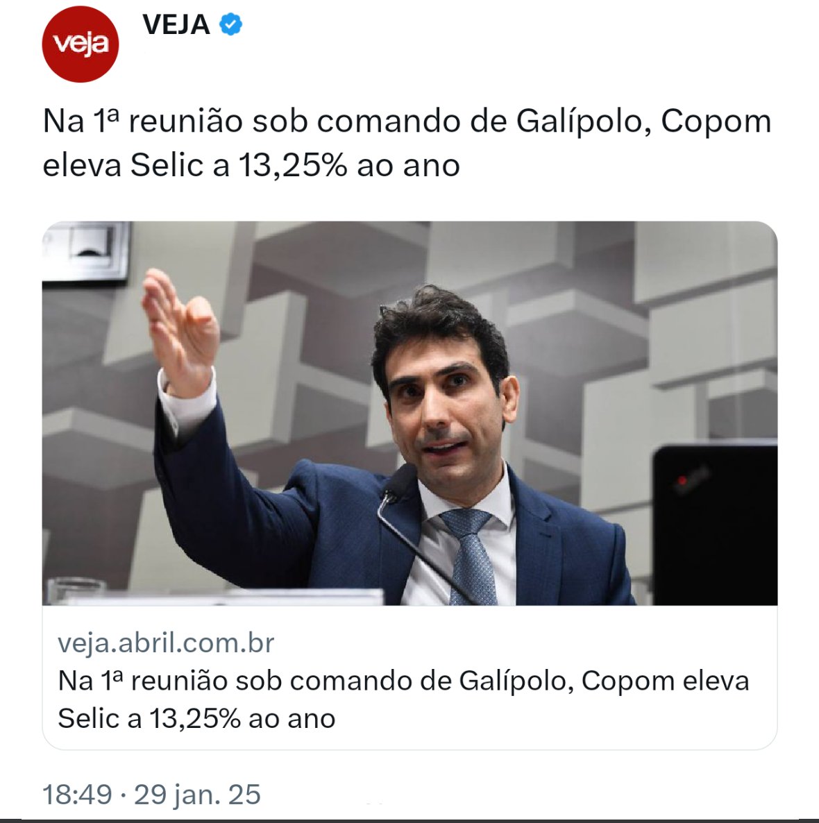 jairbolsonaro's tweet photo. - Censurar a internet é tentar impedir que você saiba o jogo das comadres de todos os dias. Hoje, escancara-se mais uma vez o óbvio: os banqueiros têm lucros recordes históricos, enquanto o povo miserável paga contas cada vez mais altas devido a uma gestão despreocupada com os brasileiros, que incha a máquina pública e jamais demonstra qualquer resultado efetivo, como obras de infraestrutura ou o barateamento de alimentos e bens de consumo em geral.

- O revezamento dissimulado de "críticas", de forma ordenada, segue diariamente para ludibriar os eleitores.

- A organização é o pai e a mãe da desinformação.
