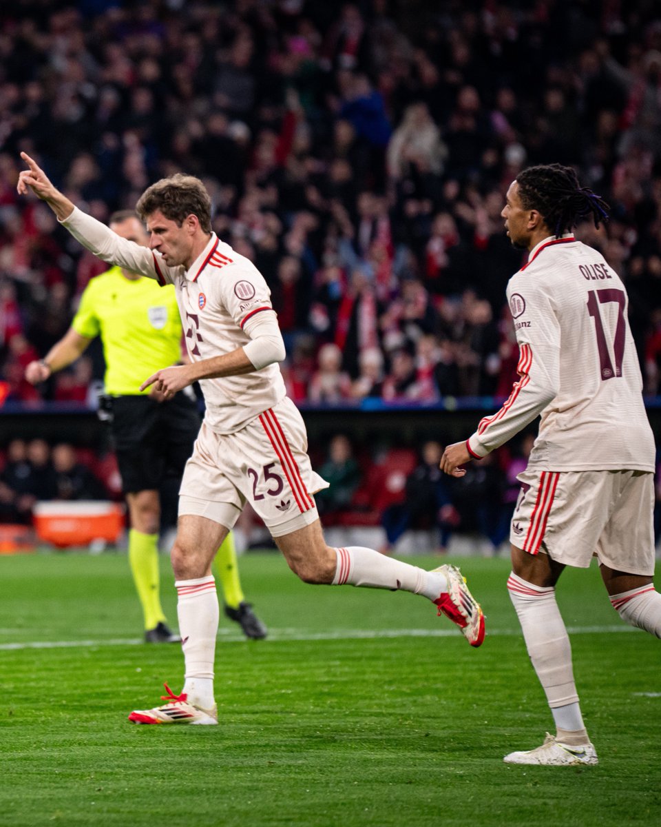 FCBayernUS's tweet photo. 🗣️ Thomas Müller: “We wanted to finish in the top eight. We haven’t done that. But if you don’t achieve your initial goal, then you need to put things straight in the lap of honor”
All reactions: https://t.co/CtijrGMQeo
#FCBSLO https://t.co/6tkXnOQYgk