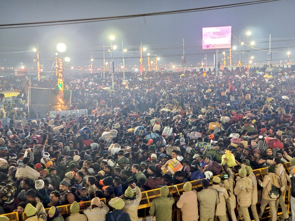 कुछ लोग कह रहे कि लड़कों का एक ग्रुप संगम में दौड़ते हुए आया जिसके बाद भगदड़ मची। लोगों की मौत हुई।

असल में यह कोरी बकवास है। हकीकत यह है कि 28 जनवरी की शाम से ही संगम की तरफ जाने लगी थी। वहां लोग इकट्ठा होते चले गए। 500 वर्ग मीटर का एरिया ठसाठस भर गया। लोग एक कदम भी आगे नहीं