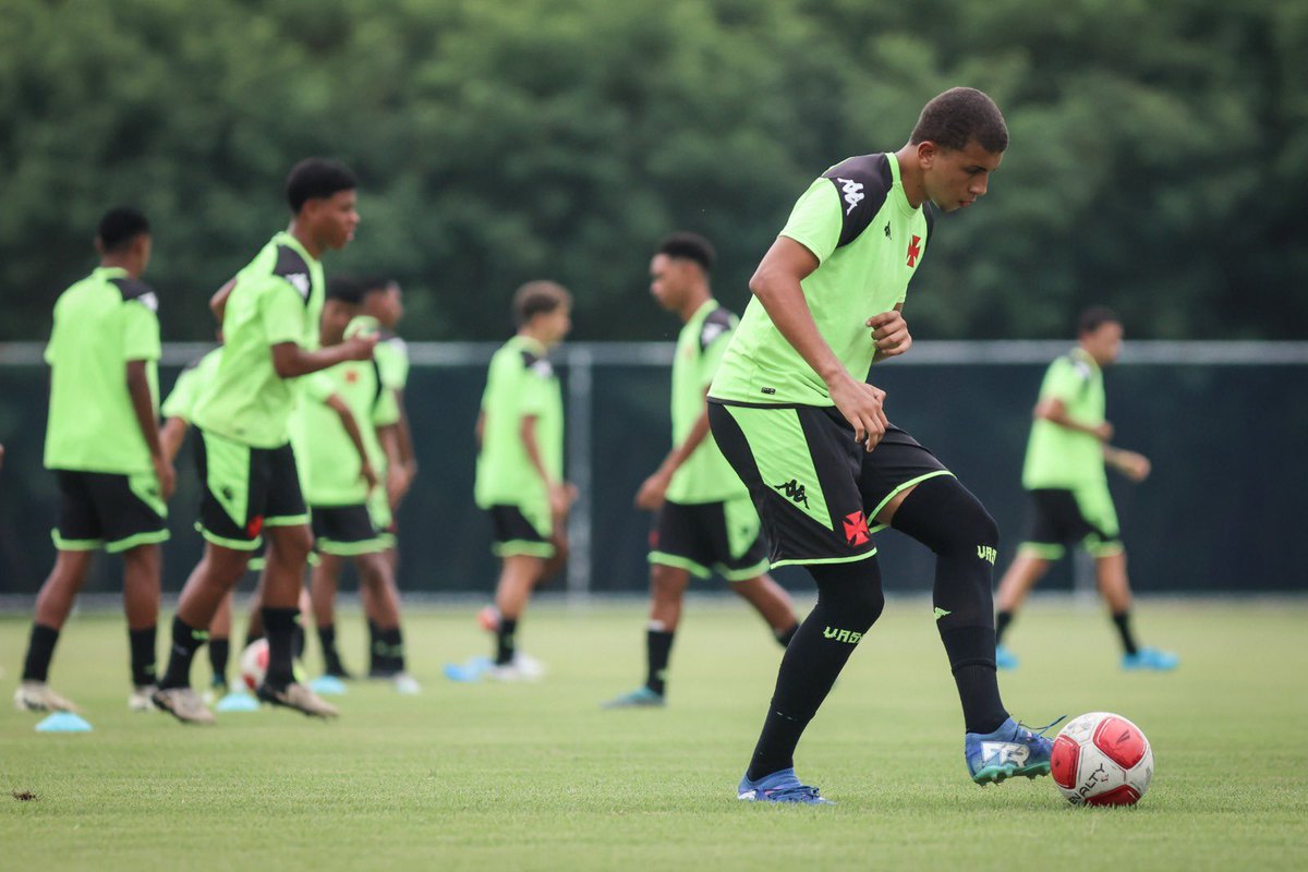 vascobase's tweet photo. Nesta semana, as categorias sub-16 e 17 da #BaseForte retornaram as atividades de campo, iniciando a temporada 2025. Sejam bem-vindos de volta, crias! 💢⚽️

📸: Dikran Sahagian | #VascoDaGama 

#BaseForte 
#VascoDaGama https://t.co/flNz4lPs53