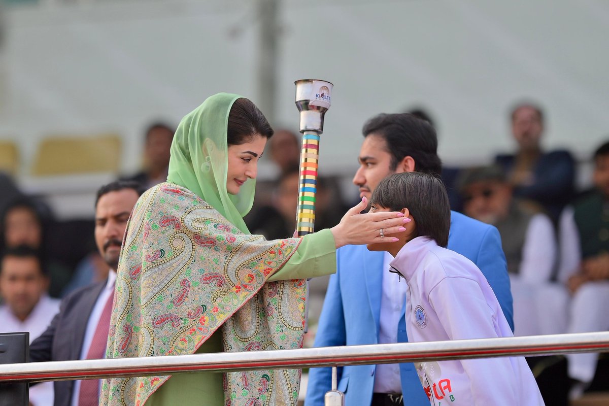 RashidNasrulah's tweet photo. کوئی ڈنڈے اور پیٹرول بم تھماتا رہا 
آج مریم امن کی مشعلیں تھما رہی ہے https://t.co/jFFcOAO1fI