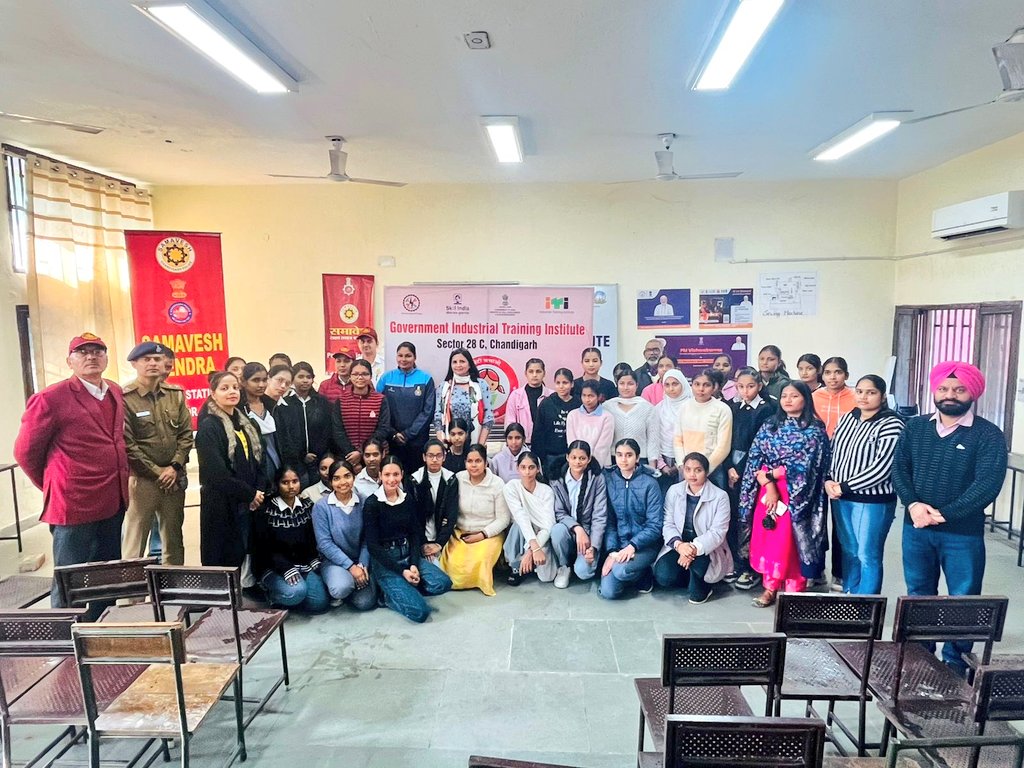 Samavesh (@samavesh_chdpol) on Twitter photo 🚨Empowering Students for a Safer Tomorrow!
<a href="/ChdPol/">Chandigarh Police #Citizen First</a> #SAMAVESH officials of PS-26 held an awareness session at Govt. ITI Sector-28, educating students & staff about Beti Bachao Beti Padhao, self-defense and new criminal laws.
#SaveTheGirlChild #EducateTheGirls #NewLawsAwareness 🚨Empowering Students for a Safer Tomorrow!
<a href="/ChdPol/">Chandigarh Police #Citizen First</a> #SAMAVESH officials of PS-26 held an awareness session at Govt. ITI Sector-28, educating students & staff about Beti Bachao Beti Padhao, self-defense and new criminal laws.
#SaveTheGirlChild #EducateTheGirls #NewLawsAwareness