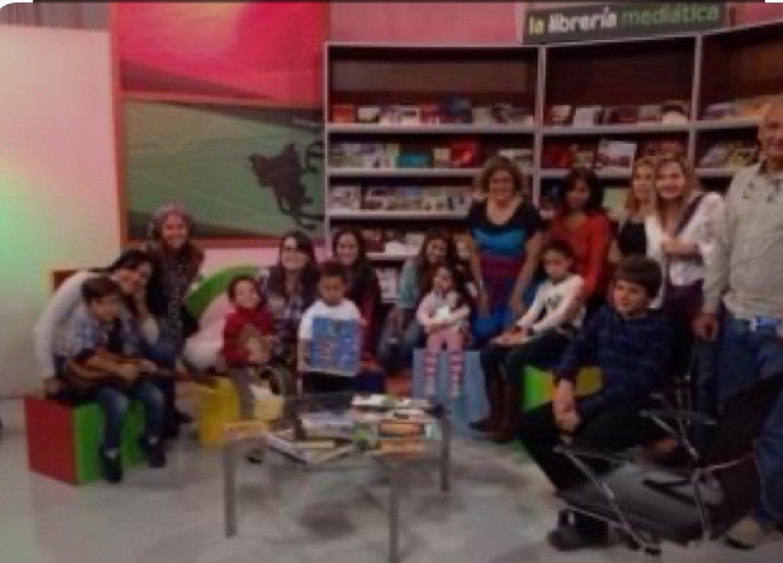 MarialciraMatuT's tweet photo. A veces uno se pregunta: para qué tanto esfuerzo… cada programa de una hora televisiva de #LaLibreriaMediatica requiere semanas enteras de investigación, preparación, preproduccion, realización, postproducción. Somos un equipo pequeño, Isidoro, Fátima y yo. Junto a los técnicos y camarógrafos de VTV. Y en pantalla sólo se ven 45 minutos como resultado. 

Entonces uno dice: voy a tirar la toalla.

Y aparecen estas cosas lindas en la mensajería. Como si algo te hubiera escuchado y te dijera que vale la pena seguir adelante. 

“  ¡Hola! Buenos días Marialcira, espero te encuentres bien y estés teniendo un bonito día.✨

Gusto en saludarte. 

Te escribo para felicitarte, para exhortarte a seguir generando proyectos educativos y literarios porque hace unos días me encontraba releyendo tu libro: ¿Cómo hacernos amigos de los libros mientras vemos televisión? Me fascinó apreciar tu texto nuevamente y adentrarme en ese análisis que efectuaste. 

Así mismo, te escribo porque estaba rememorando el bello programa de la Librería Mediática, en el cual fui partícipe en conjunto con Diego, el bebé de María Inés, el hijo de Fidel Barbarito y con un muchacho, que me parece tenía como nombre Ernesto (él era el mayor de todos). Me gustaría por favor, me indicaras que número de programa es, para así ubicarle. También te acompañé en otras actividades, leyendo poesía: ¡Qué bello compartir e intercambio de saberes! 

¡Muchísimas gracias de antemano!

Admirando desde mi infancia tu trabajo. Quedo atenta y a la orden siempre. 📚❤‍🔥

Un fuerte abrazo. 🫂

Mariana Fabiana Quintero Robles. 🪄”

Gracias, Mariana. Por tus palabras lindas, por hacernos sentir útiles. 

Este es el programa, el #603, transmitido en 2014 https://t.co/49xC6PtHVI