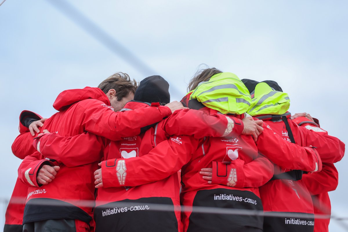 VendeeGlobe's tweet image. Le bonheur contagieux de @samanthadavies au ponton ! 🍾😍
Un grand bravo à elle et toute son équipe 👏🏼