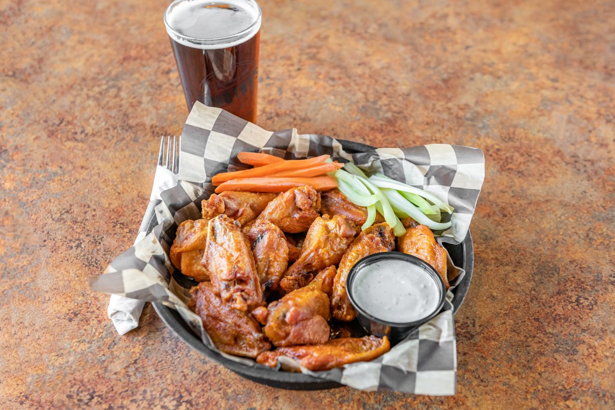 TimothysLville's tweet image. Get ready to take a bite into our mouth-watering Traditional Wings at Timothy's Lionville! Choose from a variety of sauces and your favorite dip 🤤 #WingsForDays #FingerLickinGood #TimothysLionville 🍴